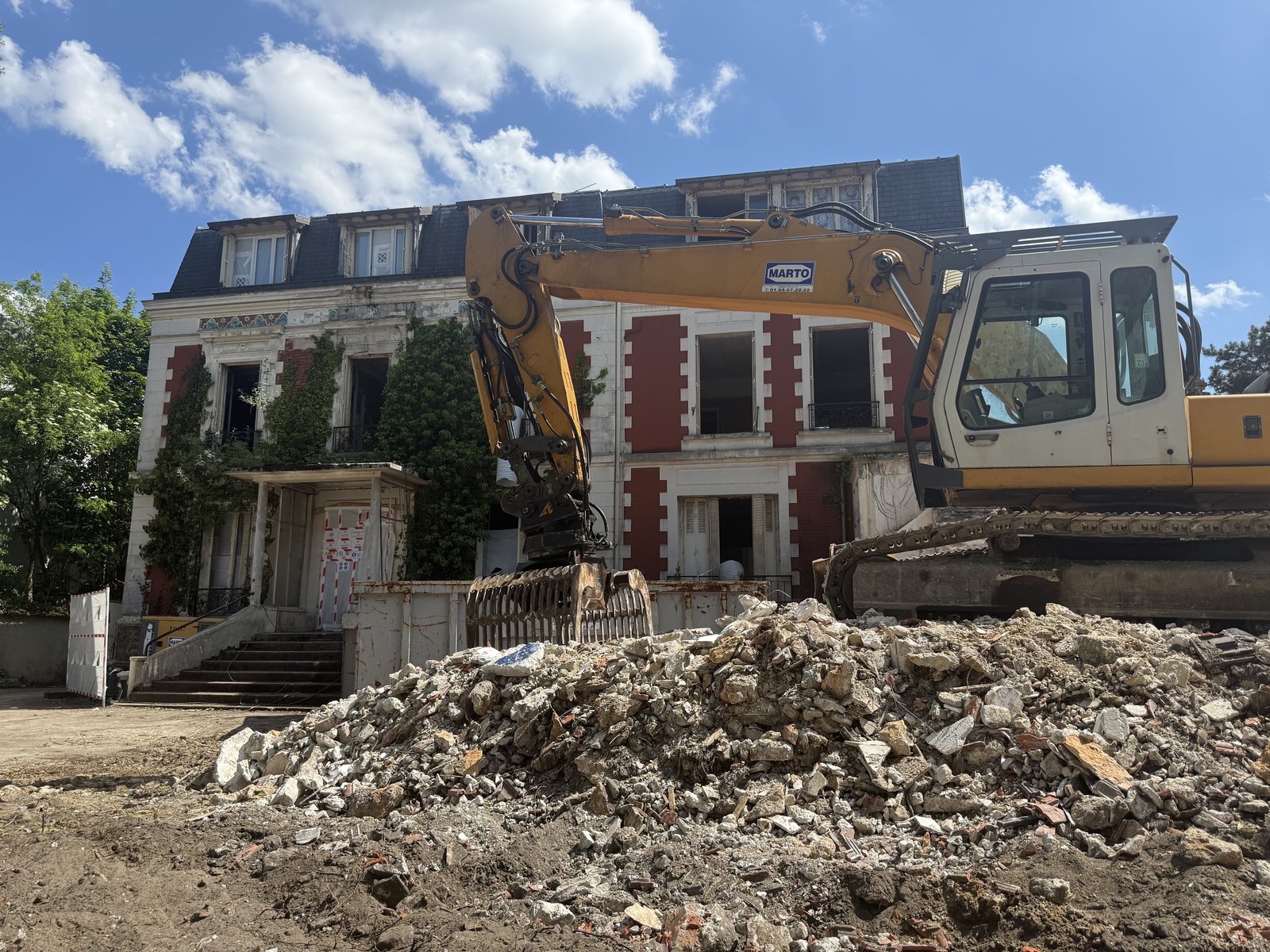 Démolition en cours sur le site de la Résidence Léane